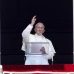 Pope mentions Lumen Fidei in Angelus Address